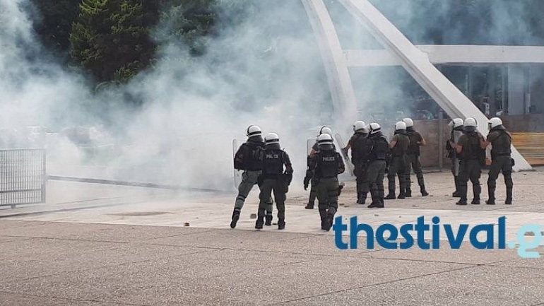 Θεσσαλονίκη: Στο αυτόφωρο οι πέντε συλληφθέντες για τα χθεσινά επεισόδια έξω από τη ΔΕΘ